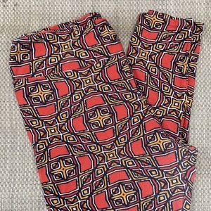 ⚜️LulaRoe TC Red and Gold Patterned Leggings!